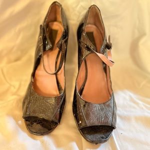 Black patent leather peep toe